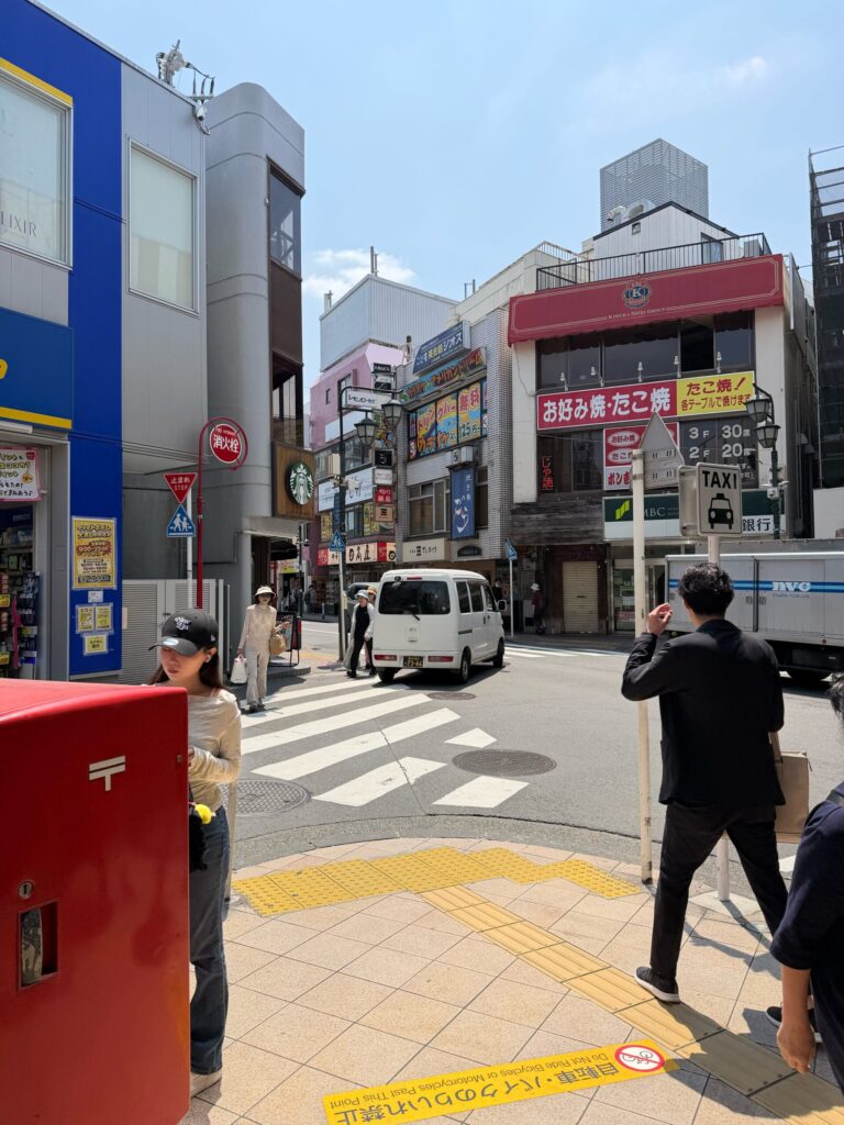 大倉山駅総合案内板右手正面の横断歩道をまっすぐに進みます。