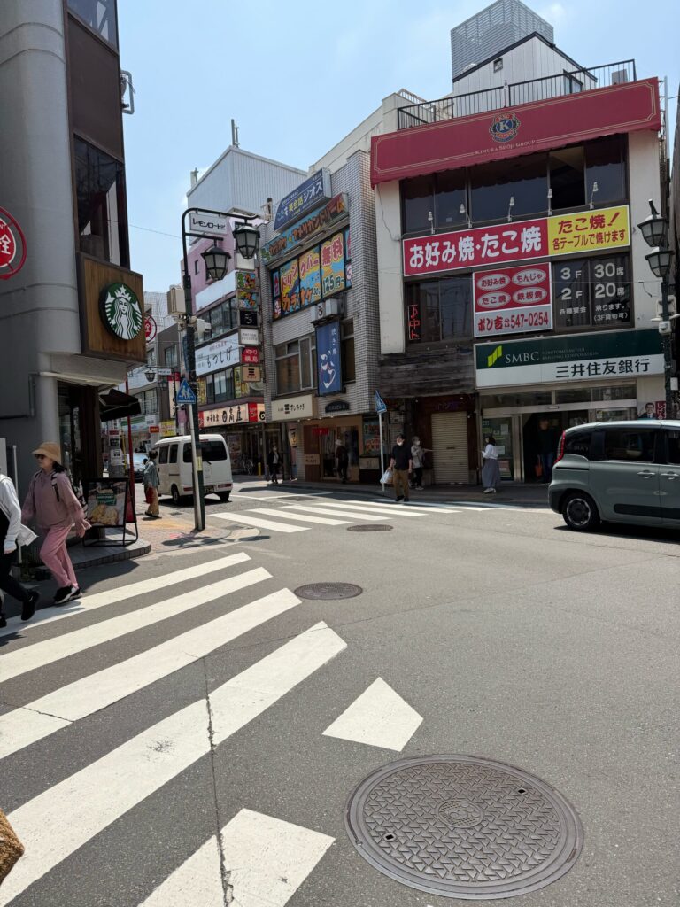 大倉山駅総合案内板右手正面の横断歩道をまっすぐに進みます。